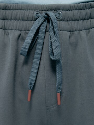 Born Tapered Sporthose 'Grau' in Grün