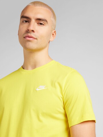 Coupe regular T-Shirt 'CLUB' Nike Sportswear en jaune