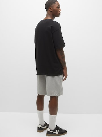 Pull&Bear Regular Shorts in Grau