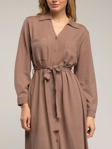 Robes en maille 'Vestido camisero de punto largo con bolsillos en el pecho y cinturon. (BROWN)' Tantra en marron
