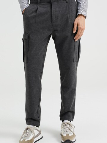 Tapered Pantaloni cargo di WE Fashion in grigio