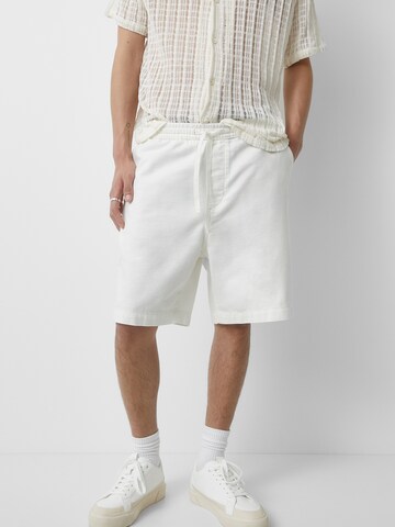 Pull&Bear Regular Pants in White: front