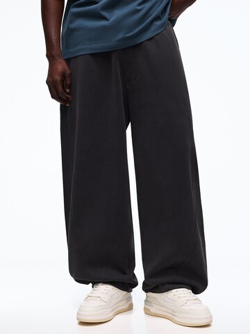 Bershka Baggy Trousers in Black: front