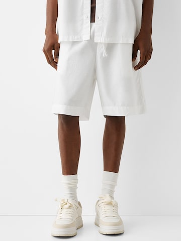 Bershka Regular Trousers in White: front