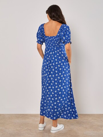 Robe 'Milkmaid' Apricot en bleu