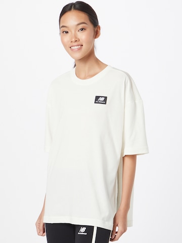 new balance قميص بلون أبيض: الأمام