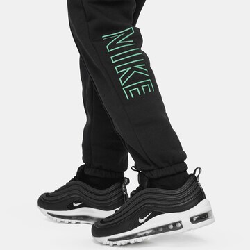 Nike Sportswear Tapered Hose in Schwarz