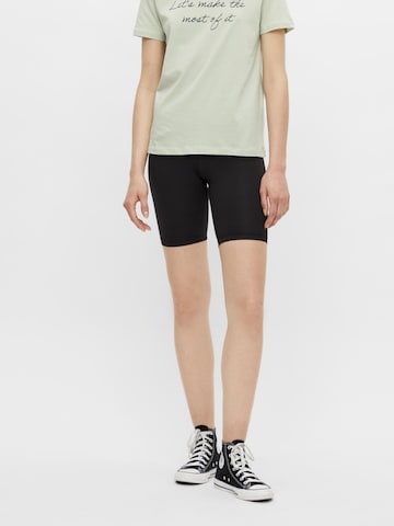 PIECES Skinny Shorts 'Kiki' in Schwarz: predná strana