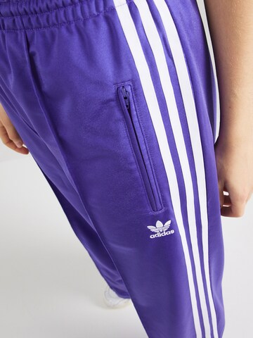 ADIDAS ORIGINALS Szeroka nogawka Spodnie 'Firebird' w kolorze fioletowy
