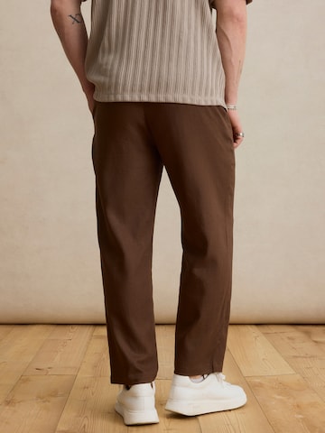 DAN FOX APPAREL Szabványos Nadrág 'Keno' - barna