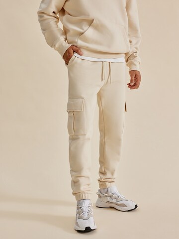 DAN FOX APPAREL Tapered Cargo Pants 'Taylor Heavyweight' in White: front