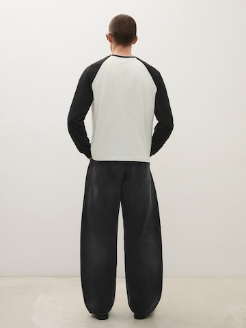 BershkaLoosefit Traperice - crna boja