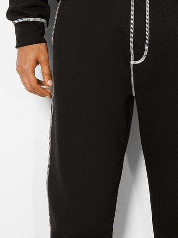 Bershka Tapered Broek in Zwart