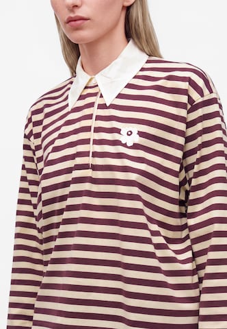 Marimekko Paita värissä punainen