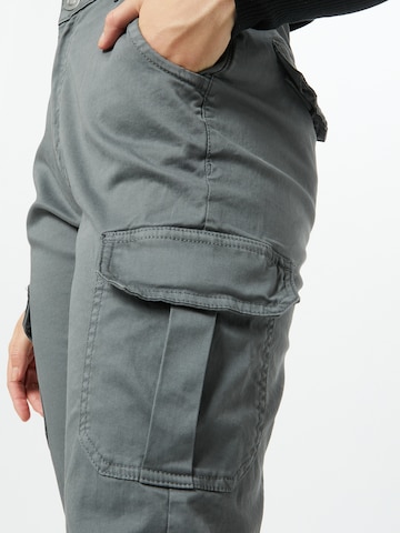 Effilé Pantalon cargo Urban Classics en gris