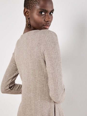 Robes en maille Apricot en gris