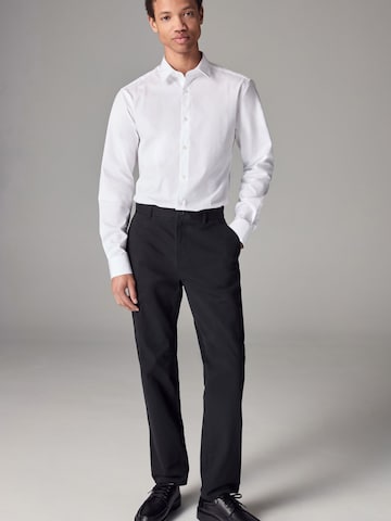 regular Pantaloni chino di Next in nero