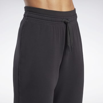 Tapered Pantaloni sportivi di Reebok in nero