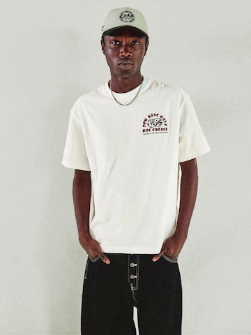 Bershka Shirt 'DADOS JOKER' in Wit