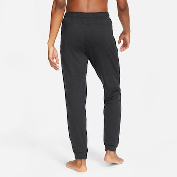 Effilé Pantalon de sport NIKE en noir