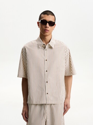Comfort fit Camicia di Bershka in marrone: frontale