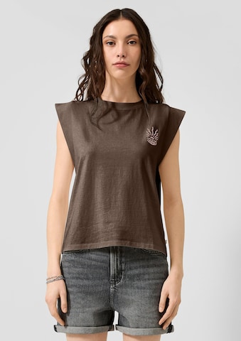 T-shirt QS en marron : devant
