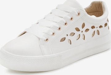 LASCANA Sneakers laag in Wit: voorkant