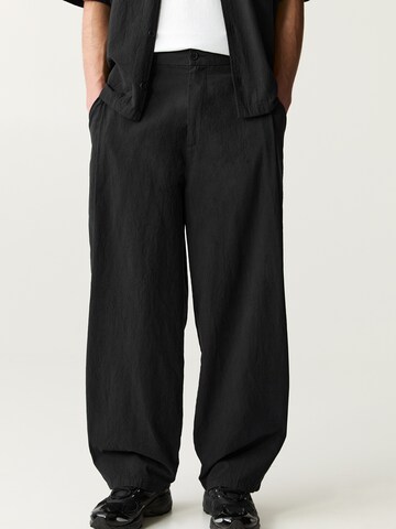 Pull&Bear Baggy Pleat-front trousers in Black: front