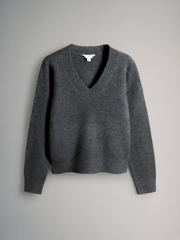 The Set Set: Pullover und Rock in Grau