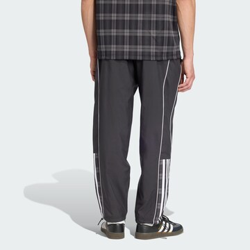 Loosefit Pantalon 'Tartan' ADIDAS ORIGINALS en noir