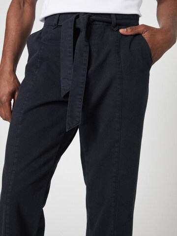 Regular Pantaloni de la ABOUT YOU x Louis Darcis pe negru