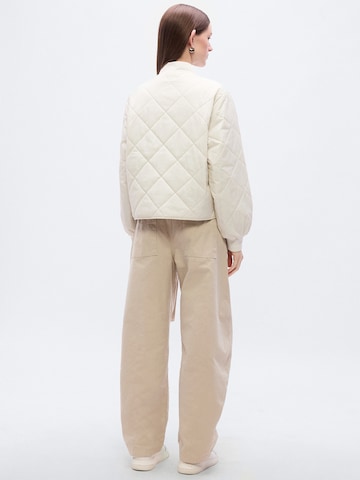 Calvin Klein Jeans Välikausitakki värissä valkoinen