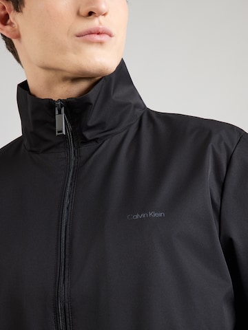 Calvin Klein Välikausitakki värissä musta