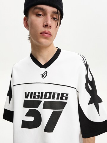 Maglietta 'VISIONS37' di Bershka in bianco