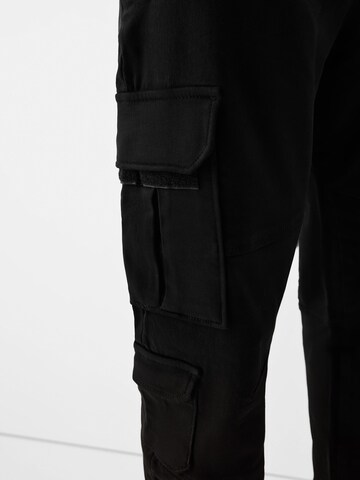 Bershka Дънки Tapered Leg Карго панталон в черно