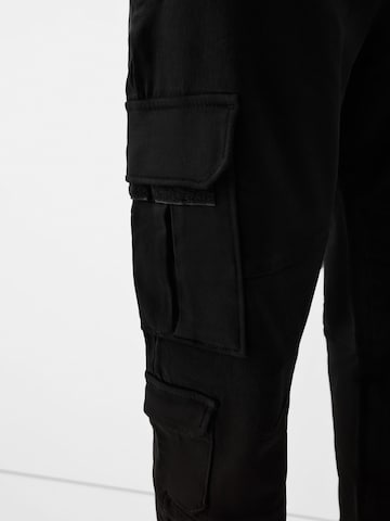 Bershka Tapered Cargobroek in Zwart