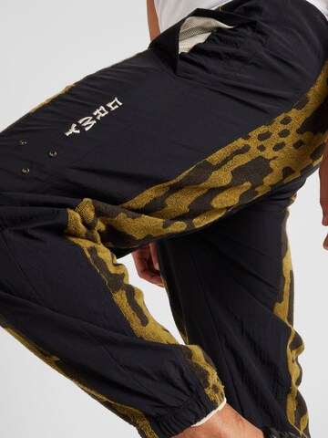 Grimey Tapered Broek 'LUCKY DRAGON' in Zwart