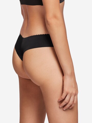 Gisela Thong ' 6 ' in Black