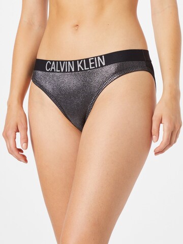 Slip costum de baie de la Calvin Klein Swimwear pe negru: față