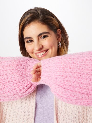 Geacă tricotată 'EGERIE' de la Grace & Mila pe roz