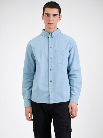 Coupe regular Chemise 'Toni' ABOUT YOU en bleu : devant