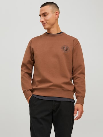 R.D.D. ROYAL DENIM DIVISION Sweatshirt 'DEAN' in Bruin: voorkant