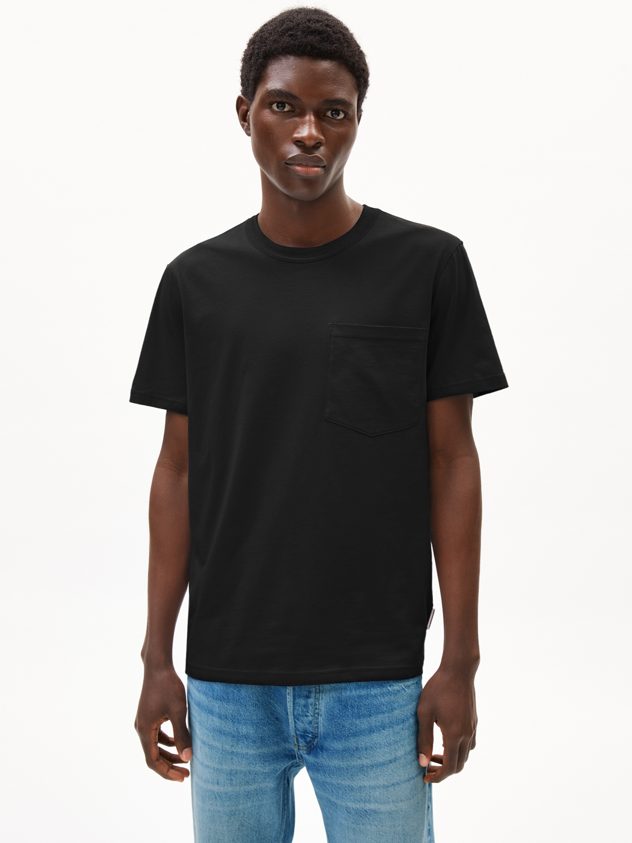 T-Shirt ' MAARKOS POCKET ' ARMEDANGELS en noir : devant