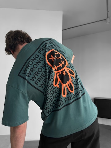 Kleidermafia Shirt 'Oversize Wrong Friends T-shirt - Khaki' in Groen