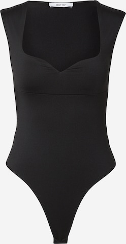 juoda ABOUT YOU Marškinėliai-glaustinukė 'Merle': priekis