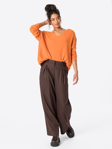 WEEKDAY Wide leg Pleat-front trousers 'Indy' in Brown