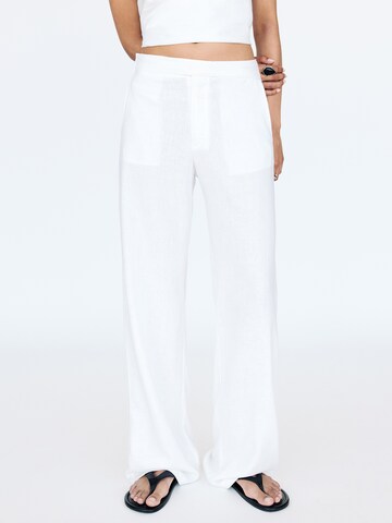 Pull&Bear Loosefit Nadrág - fehér: elől
