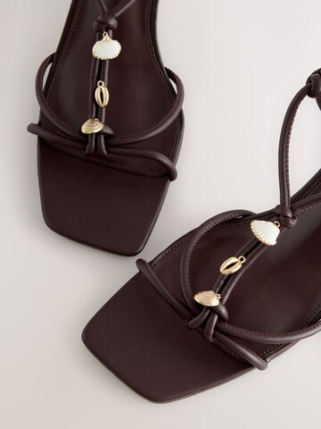 Next Páskové sandály – hnědá