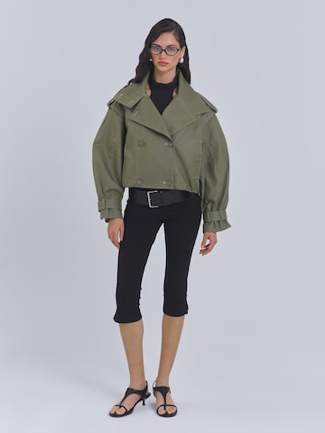 AEMMI Between-season jacket 'WAXED' in Green: front