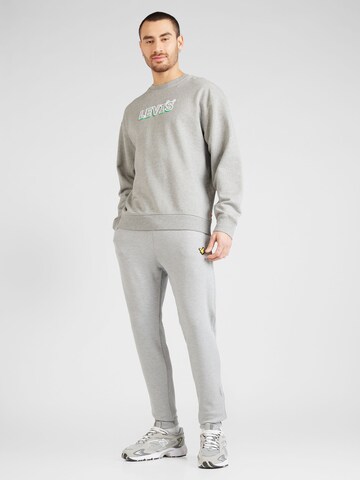 LEVI'S ® Sweatshirt 'Relaxd Graphic Crew' i grå